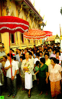 ระเพณีและวัฒนธรรมต่าง ๆ ของคนไทย เป็นการขัดเกลาจิตใจให้มีความเอื้อเฟื้อเผื่อแผ่และช่วยเหลือผู้อื่น เช่น การอุปสมบท