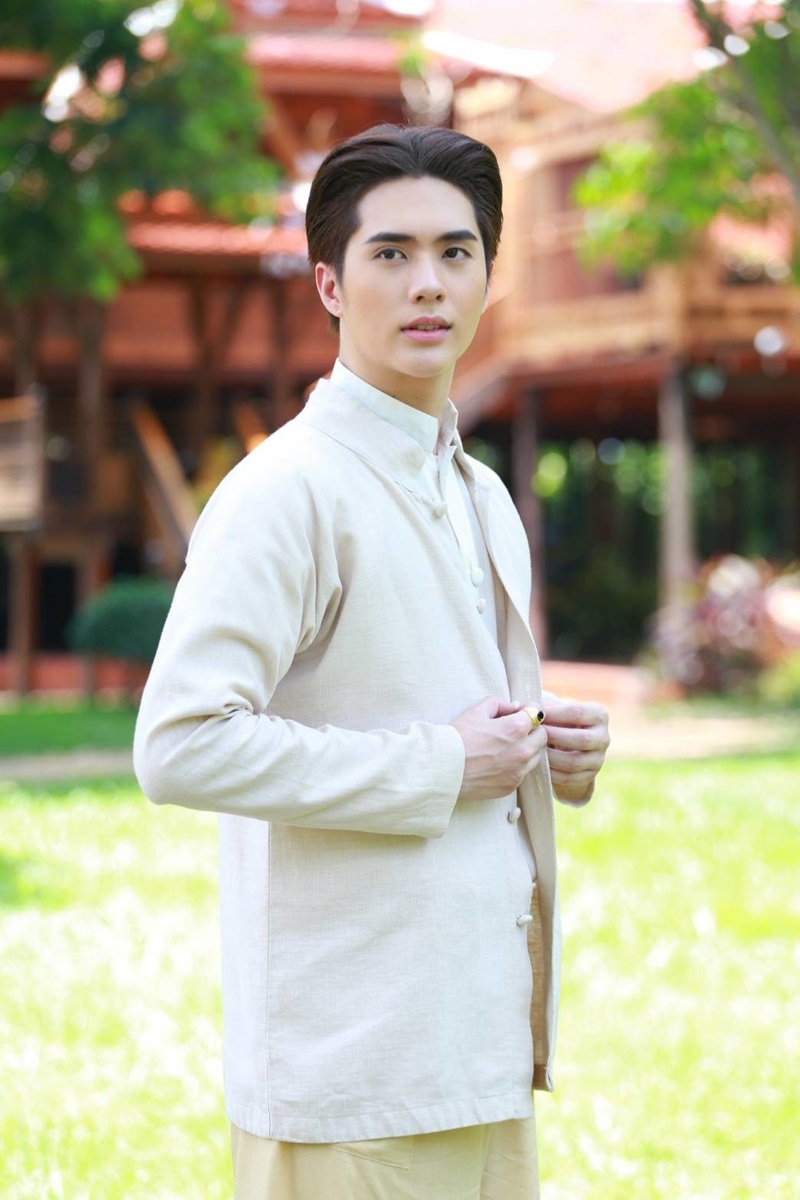 ละคร ทองเอก หมอยา ท่าโฉลง 2562 ท่ามกลางกลิ่นอายความศิวิไลซ์ของกรุงสยามในรัชสมัยที่ ๕ ยังมีหมู่บ้านเล็กๆ นามว่า 'ท่าโฉลง' ที่ซึ่งความเชื่อเรื่องผีสางยังคงฝังรากลึก ทองเอก หมอยาหนุ่มผู้ยึดมั่นในวิทยาการและศาสตร์การแพทย์แผนไทย ได้เดินทางมาที่นี่เพื่อรักษาความเจ็บไข้ได้ป่วยของผู้คน แต่การมาของเขานั้นหาได้ราบรื่นไม่ เมื่อต้องเผชิญหน้ากับ แม่หมอมั่น หมอผีผู้ทรงอิทธิพลเหนือกาลเวลา และต้องเข้าไปพัวพันกับความรักสามเส้าระหว่างเขา, ชบา หญิงสาวแกร่งผู้เป็นที่พึ่งของหมู่บ้าน, และเรื่องราวที่ซับซ้อนกว่าที่ตาเห็น 8 %E0%B8%AD%E0%B8%B4%E0%B8%99%20%E0%B8%AA%E0%B8%B2%E0%B8%A3%E0%B8%B4%E0%B8%99 12