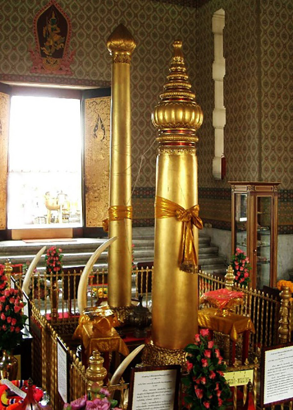 เสาหลักเมืองสมัยรัชกาลที่ 1 (ด้านหลัง) และ รัชกาลที่ 4 (ด้านหน้า) ขอขอบคุณภาพจาก pisit.in.th