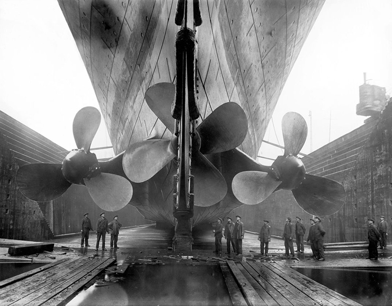 https://upload.wikimedia.org/wikipedia/commons/8/89/Titanic%27s_propellers.jpg
