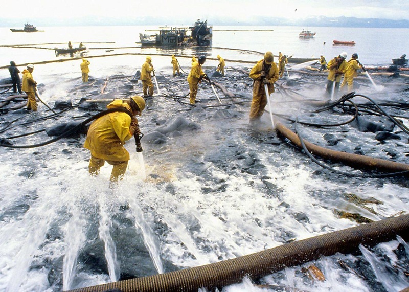 https://www.theatlantic.com/photo/2014/03/the-exxon-valdez-oil-spill-25-years-ago-today/100703/