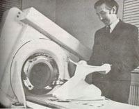 กอดเฟรย์ เฮาน์สฟิลด์ กับเครื่องเอกซเรย์คอมพิวเตอร์