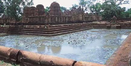 สระน้ำล้อมรอบศาสนสถานปราสาทเมืองต่ำ