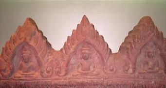 ทับหลังกำแพงประดับพระพุทธรูปปางสมาธิในซุ้มเรือนแก้ว