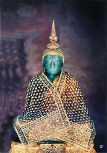 พระแก้วมรกต  ทรงเครื่องทรง ฤดูหนาว