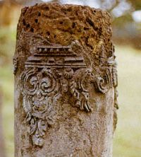 ลวดลายปูนปั้นประดับเสาไต้หรือเสาประทีป