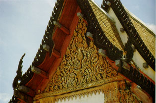 ลวดลายปูนปั้นหน้าบันพระอุโบสถ