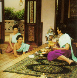 หญิงชาววังในสมัยโบราณนุ่งห่มตามสีประจำวันที่นิยมกัน : วันเสาร์ 