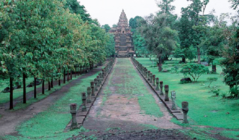 ทางเดินและเสานางเรียง ในอุทยานประวัติศาตร์พนมรุ้ง