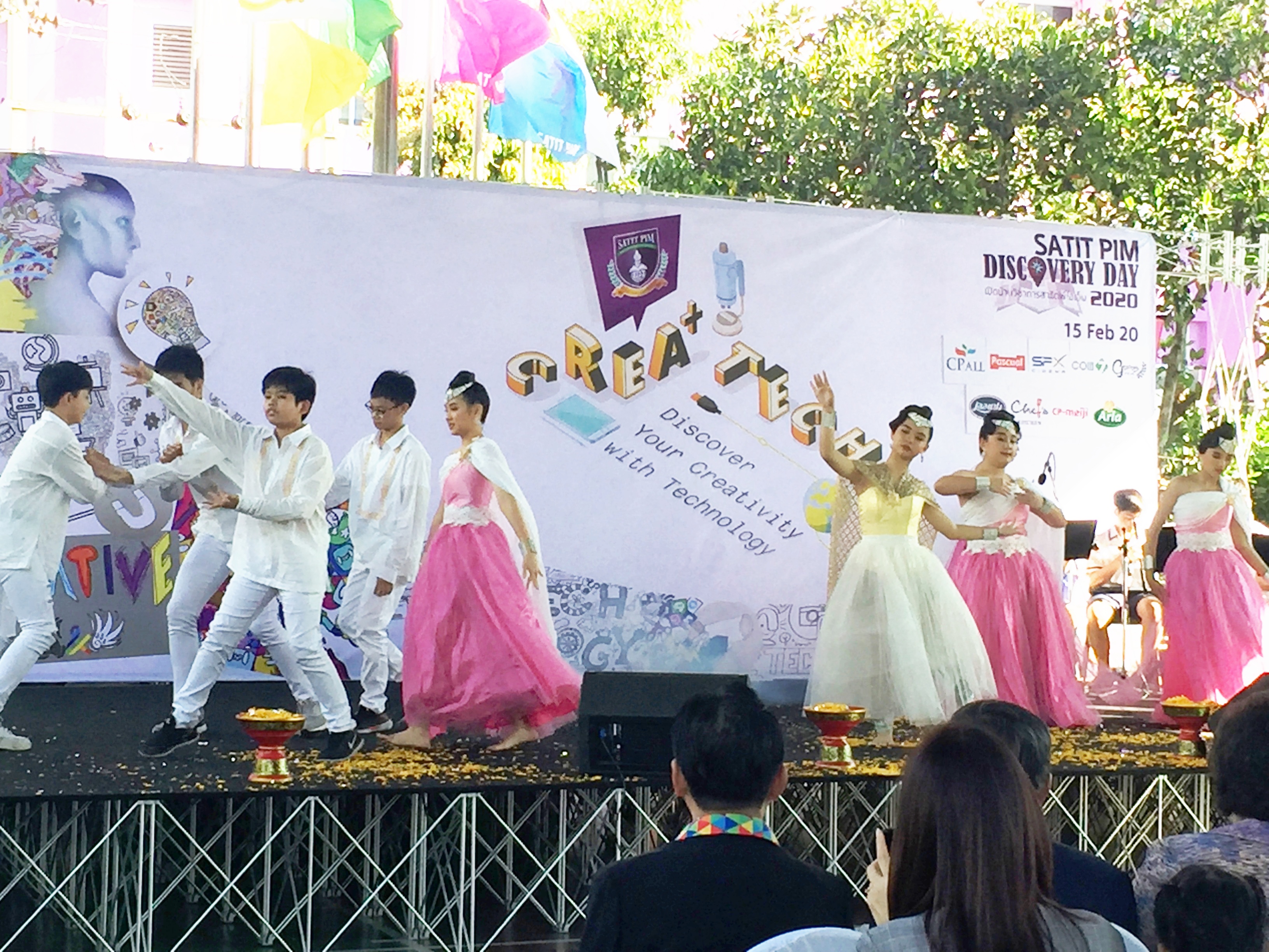 การแสดงบนเวที