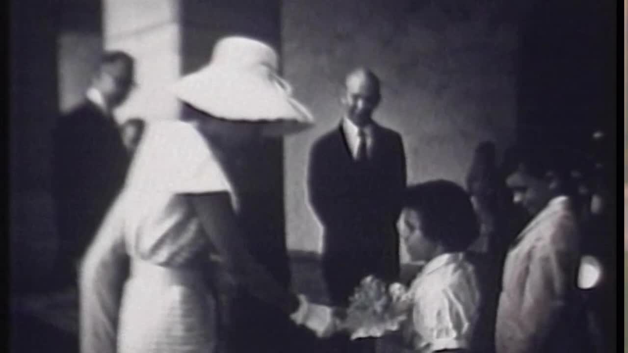 สารคดีเทิดพระเกียรติสมเด็จพระนางเจ้าสิริกิติ์ พระบรมราชินีนาถ ชุด ธ ทรง ทำ ตอน ชุดไทยพระราชนิยม